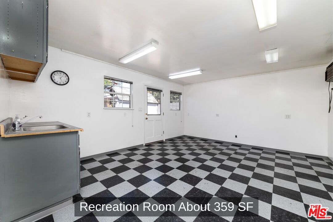 Empty room, Interior