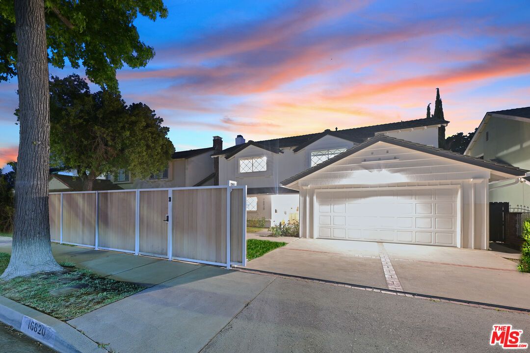 Attached, Exterior, Facade, Modern