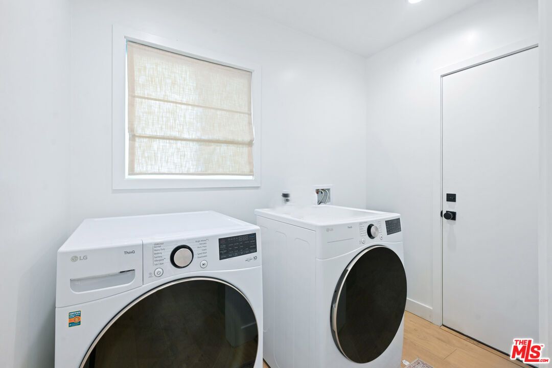 Interior, Recessed Lighting, Washer, Wood Texture Flooring