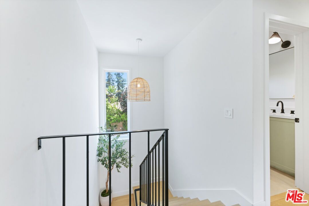 Interior, Pendant Lights, Wood Texture Flooring