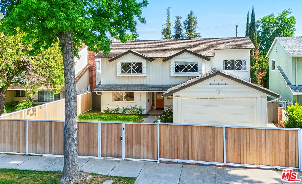 Attached, Exterior, Facade, Mediterranean