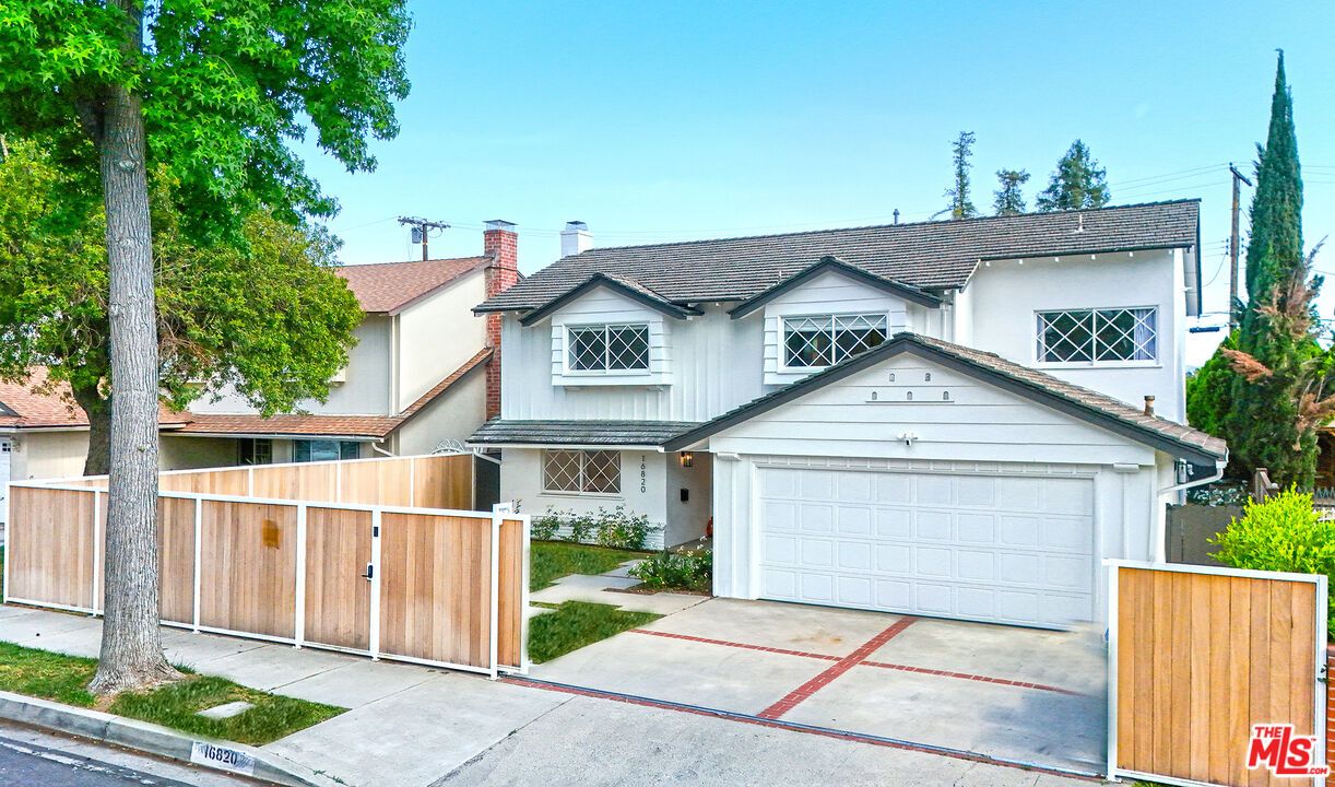 Attached, Exterior, Facade, Mediterranean