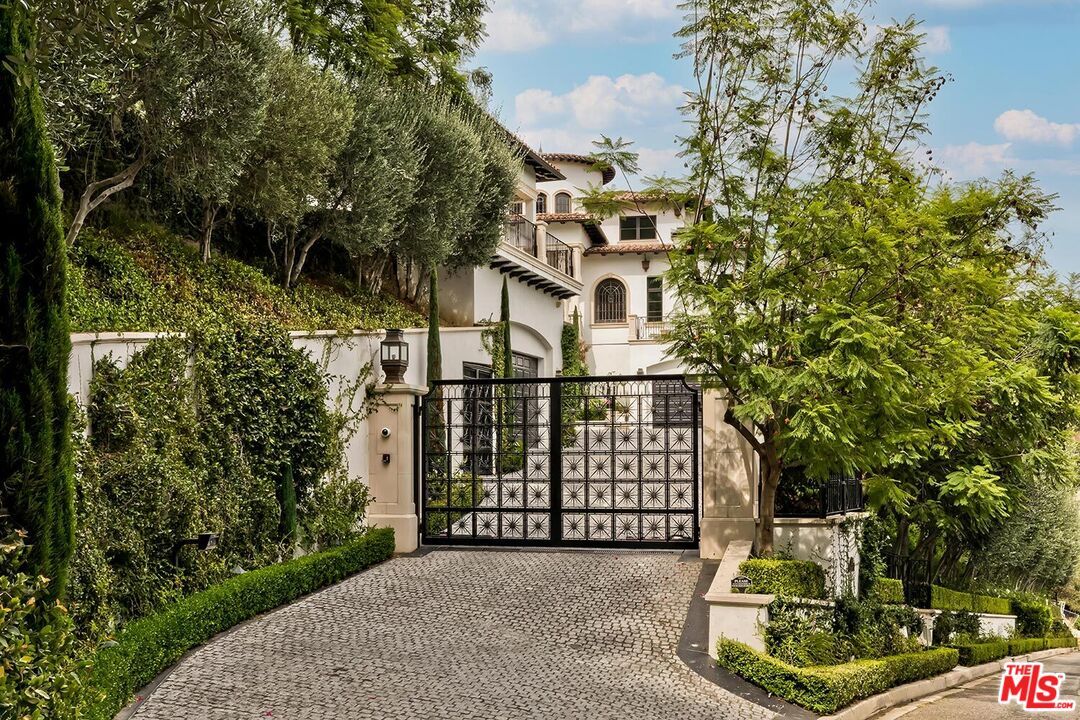 Exterior, Facade, Mediterranean