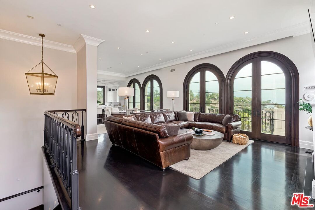 Interior, Living room, Pendant Lights, Recessed Lighting, Wood Texture Flooring