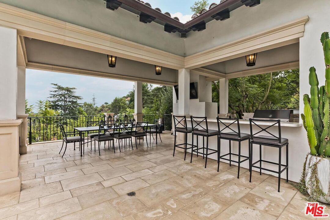 Exterior, Outdoor Kitchen