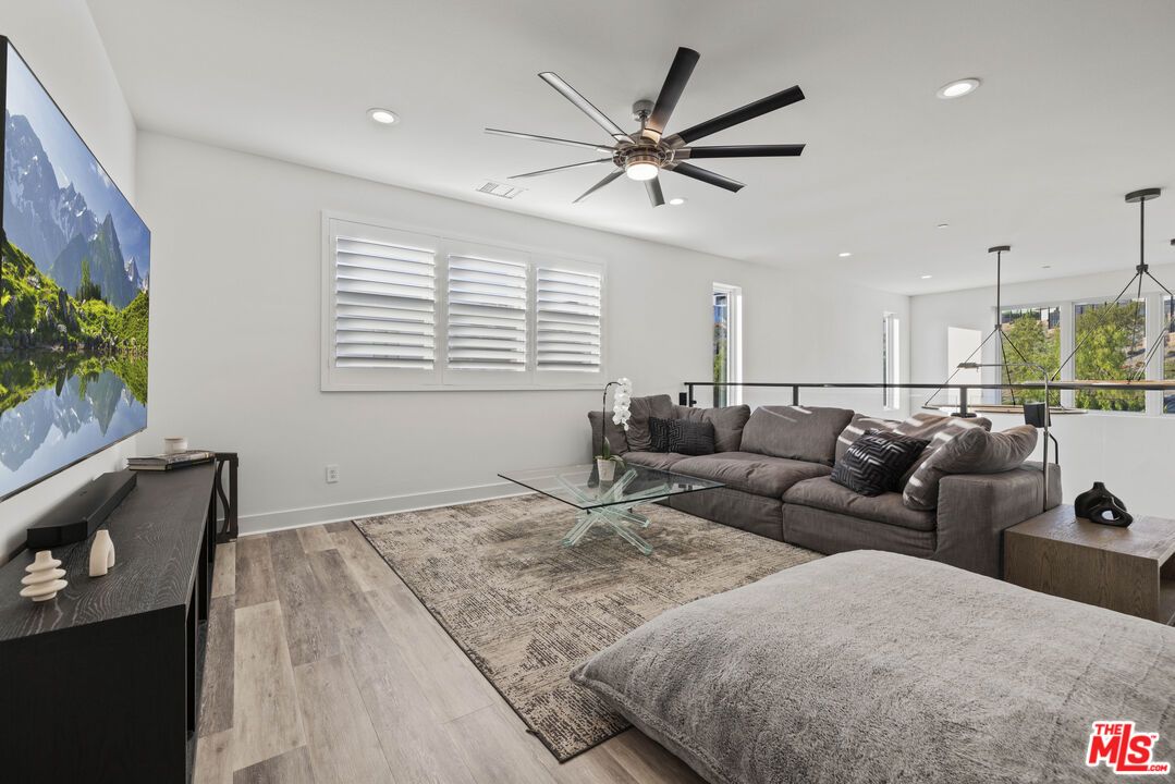 Interior, Living room, Pendant Lights, Recessed Lighting, Wood Texture Flooring