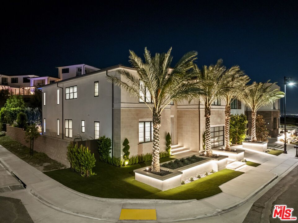 Exterior, Facade, Modern