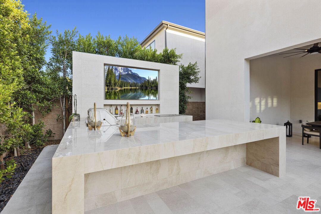 Exterior, Outdoor Kitchen