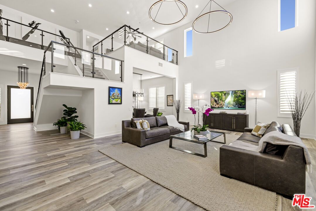 Interior, Living room, Pendant Lights, Recessed Lighting, Wood Texture Flooring