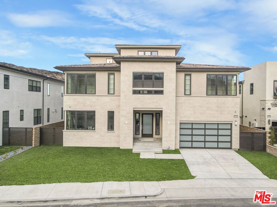 Attached, Exterior, Facade, Mediterranean