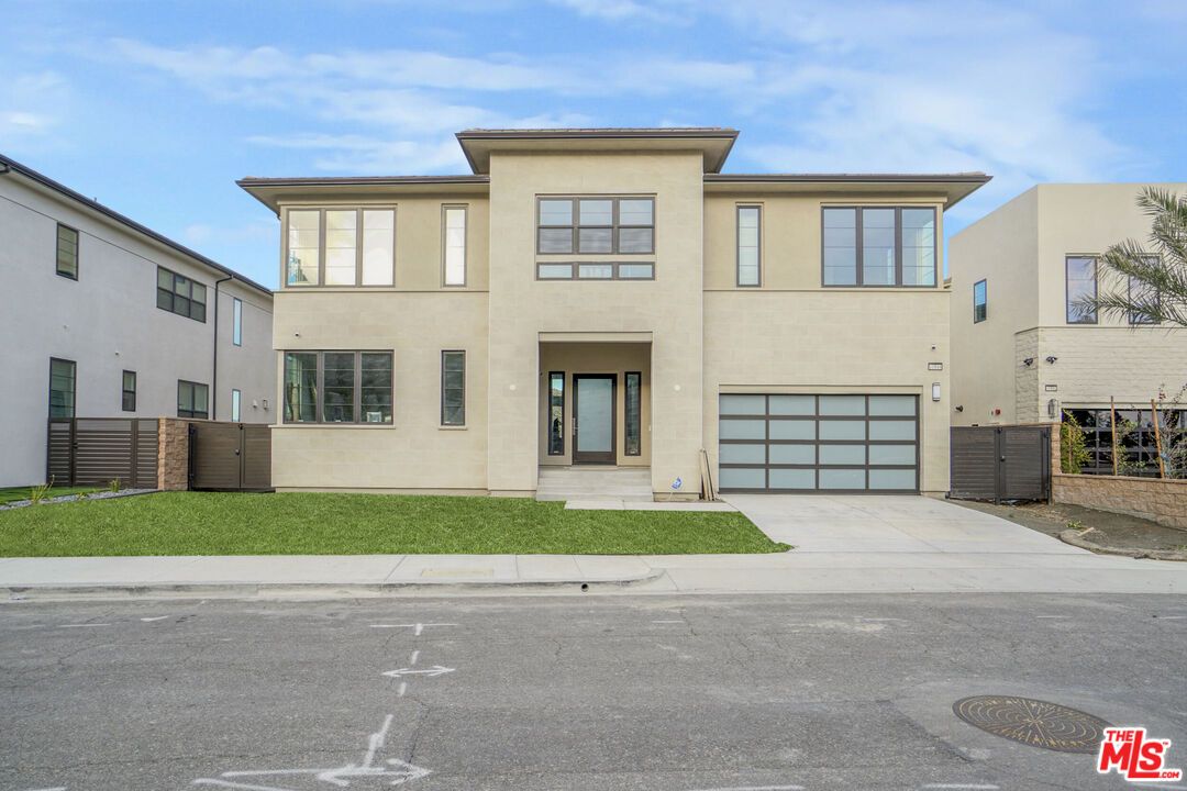 Attached, Exterior, Facade, Modern