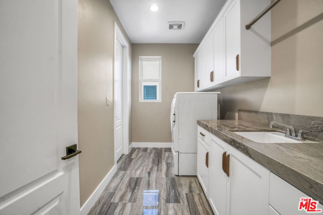 Bathroom, Interior, Recessed Lighting, Wood Texture Flooring