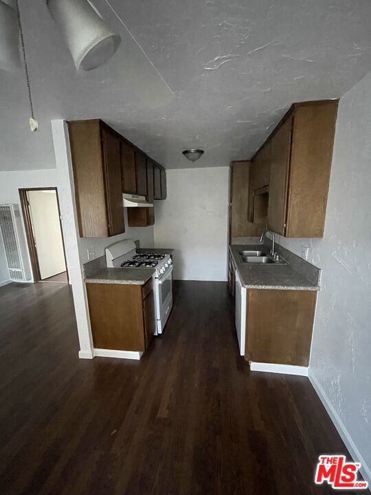 Interior, Kitchen, Pendant Lights, Wood Texture Flooring