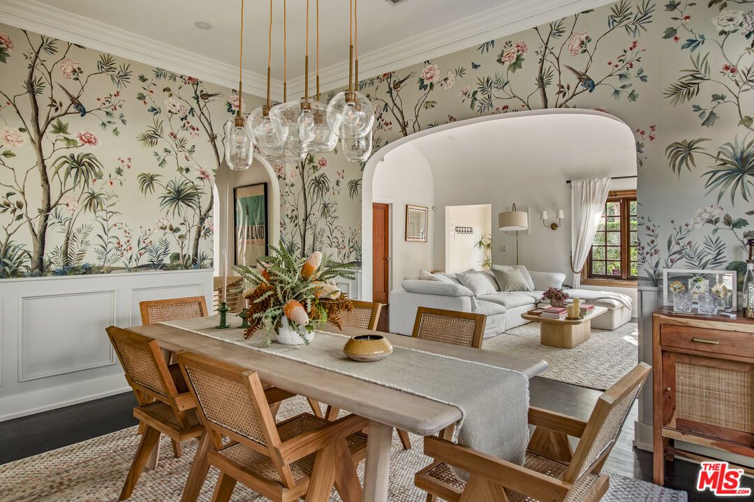 Chandelier, Dining room, Interior, Living room, Pendant Lights