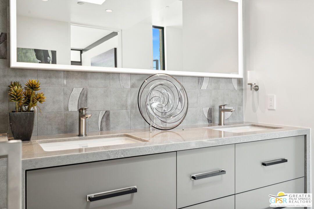 Bathroom, Dual Sink Vanities, Interior, Recessed Lighting