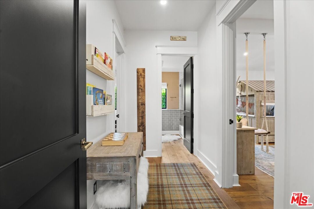 Interior, Pendant Lights, Recessed Lighting, Wood Texture Flooring