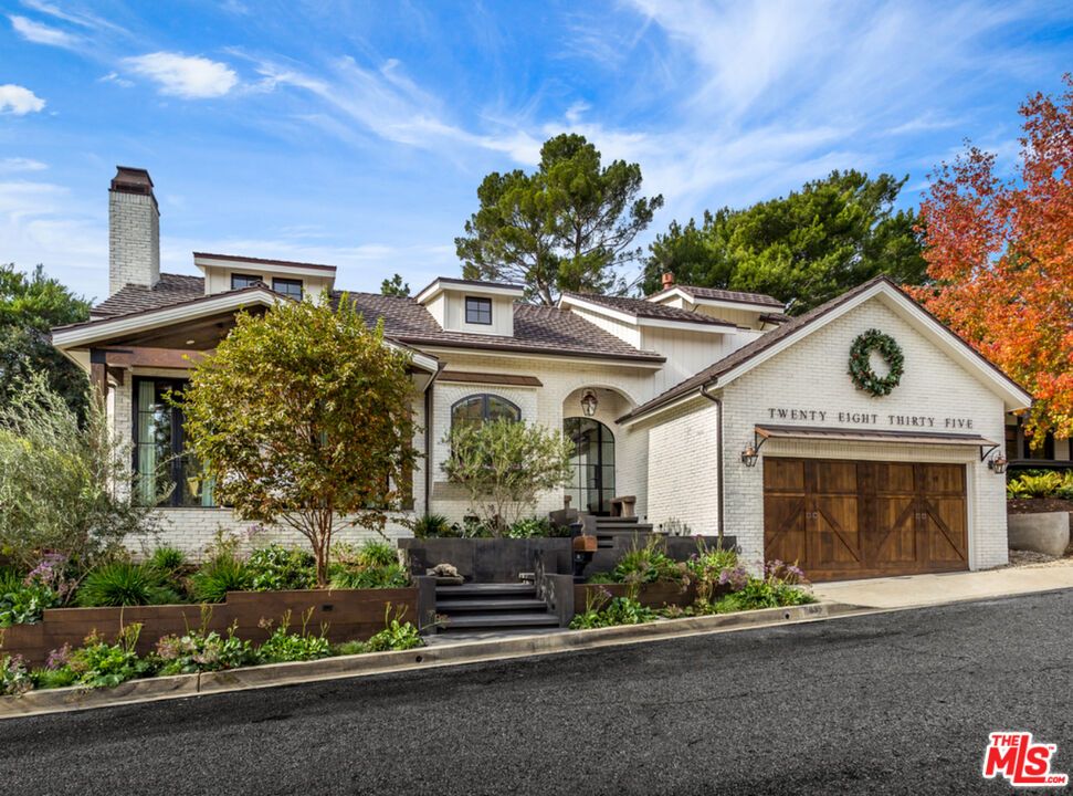 Attached, Exterior, Facade, Mediterranean