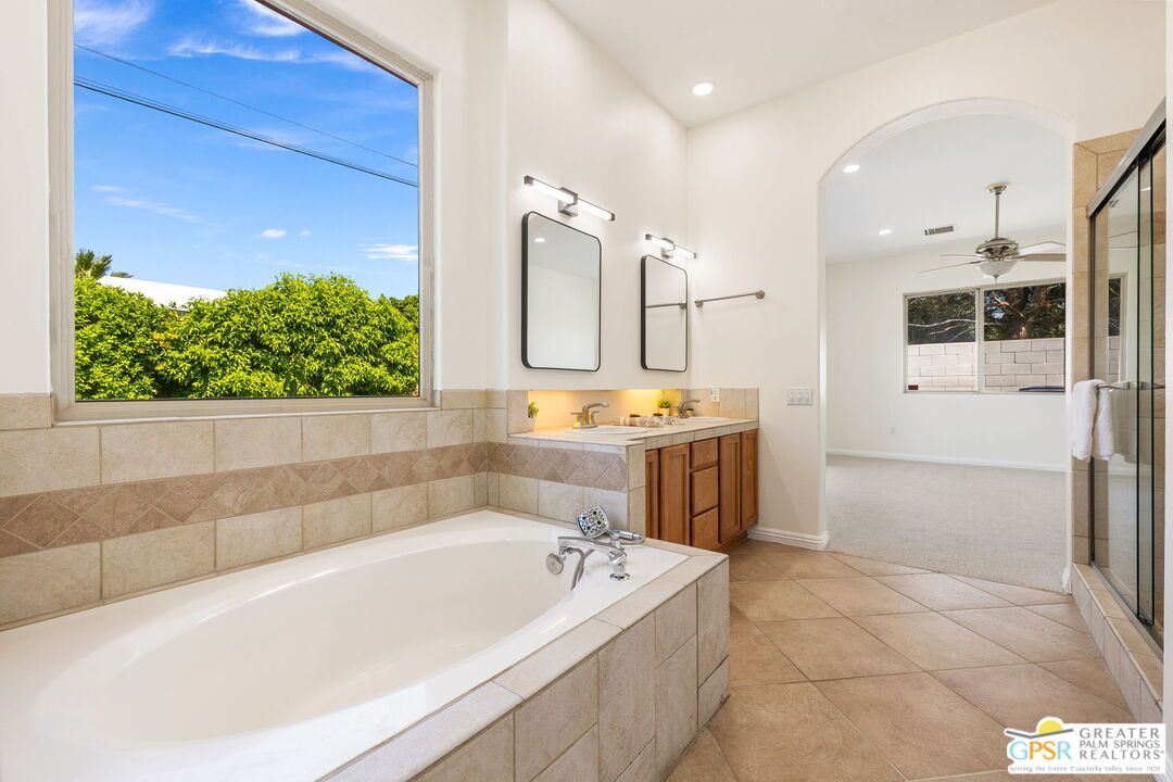 Bathroom, Dual Sink Vanities, Interior, Recessed Lighting
