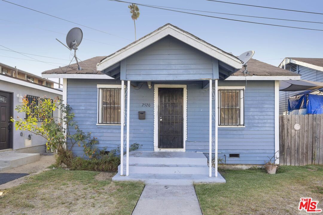 Exterior, Facade, None