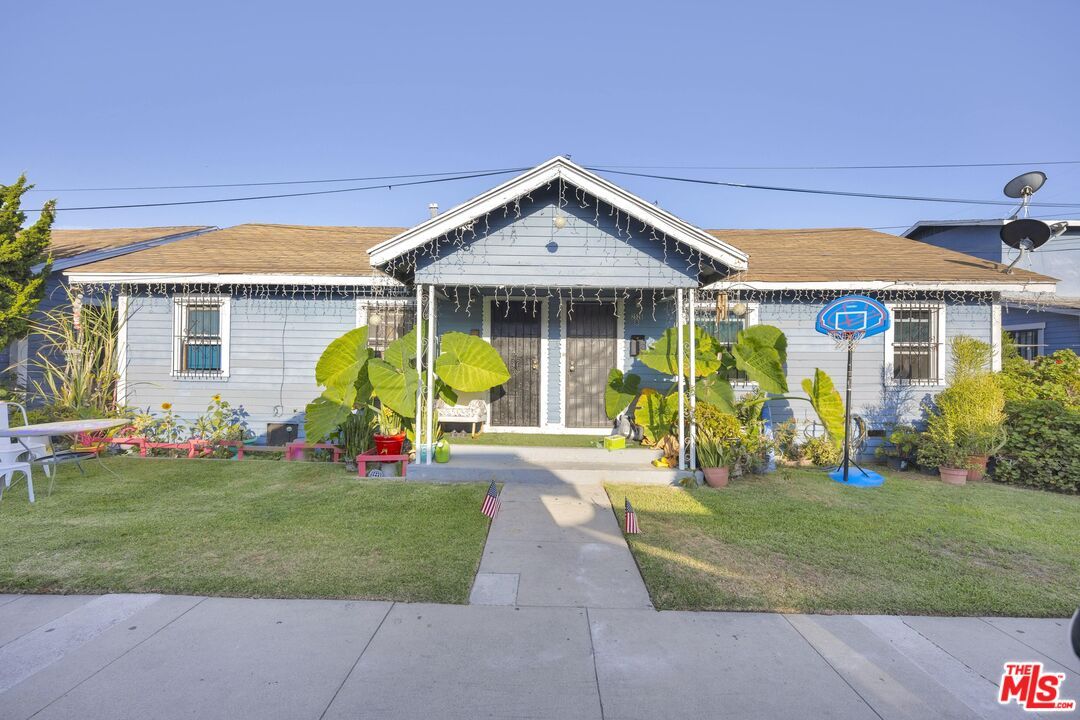 Exterior, Facade, Ranch