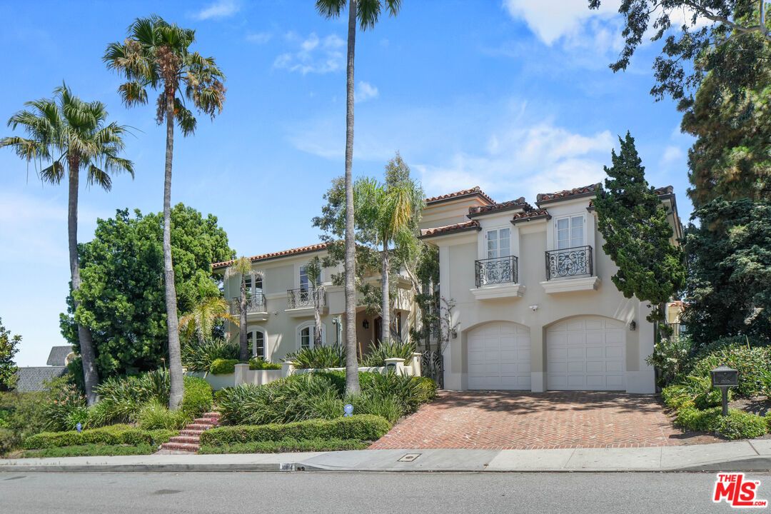 Attached, Exterior, Facade, Mediterranean