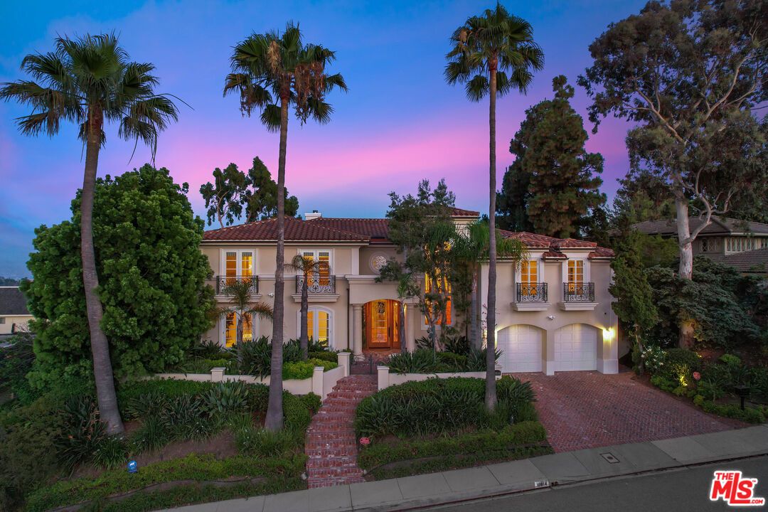 Attached, Exterior, Facade, Mediterranean