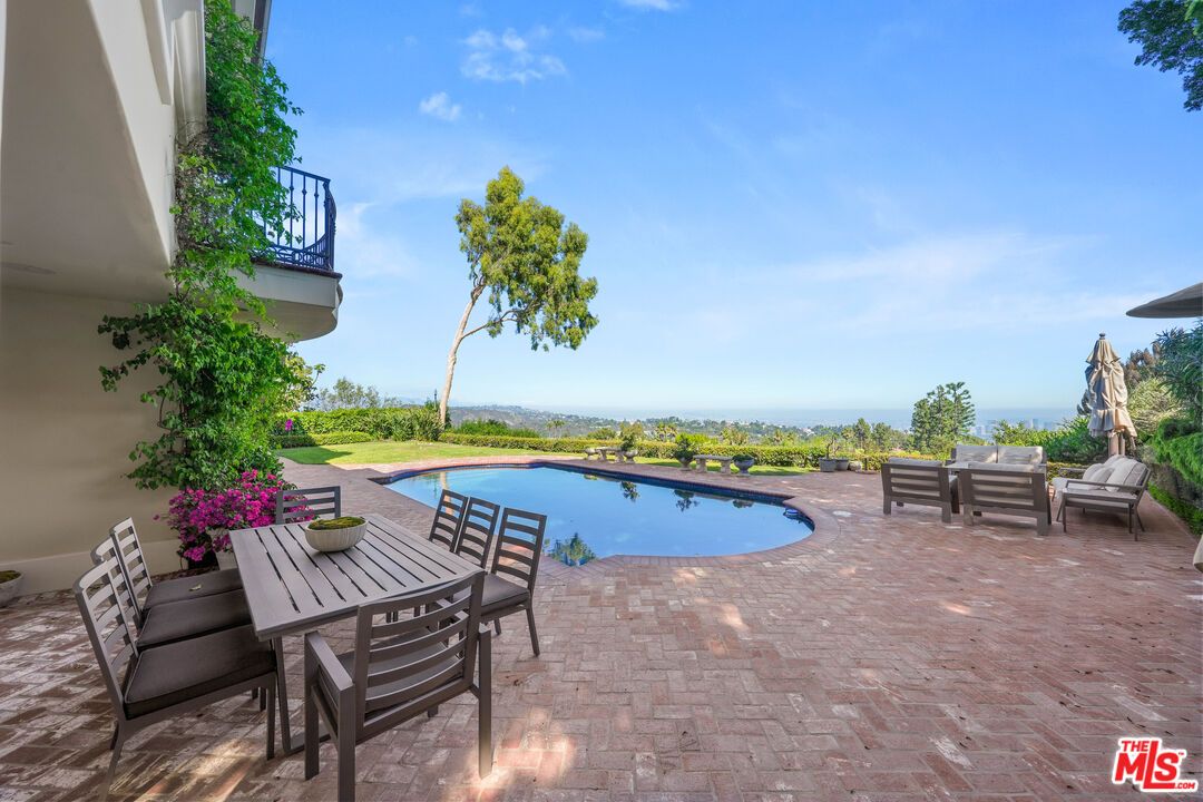 Exterior, Pool, Water