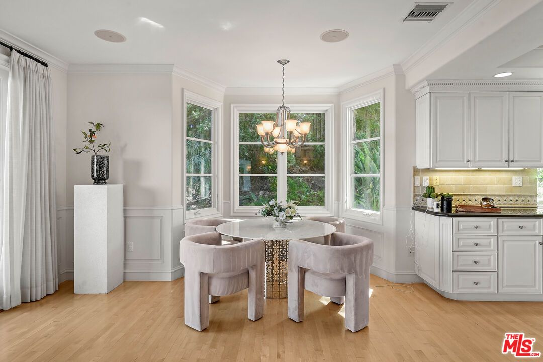 Chandelier, Dining room, Interior, Recessed Lighting, Wood Texture Flooring