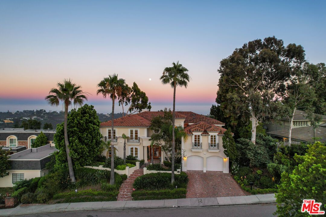 Exterior, Facade, Mediterranean