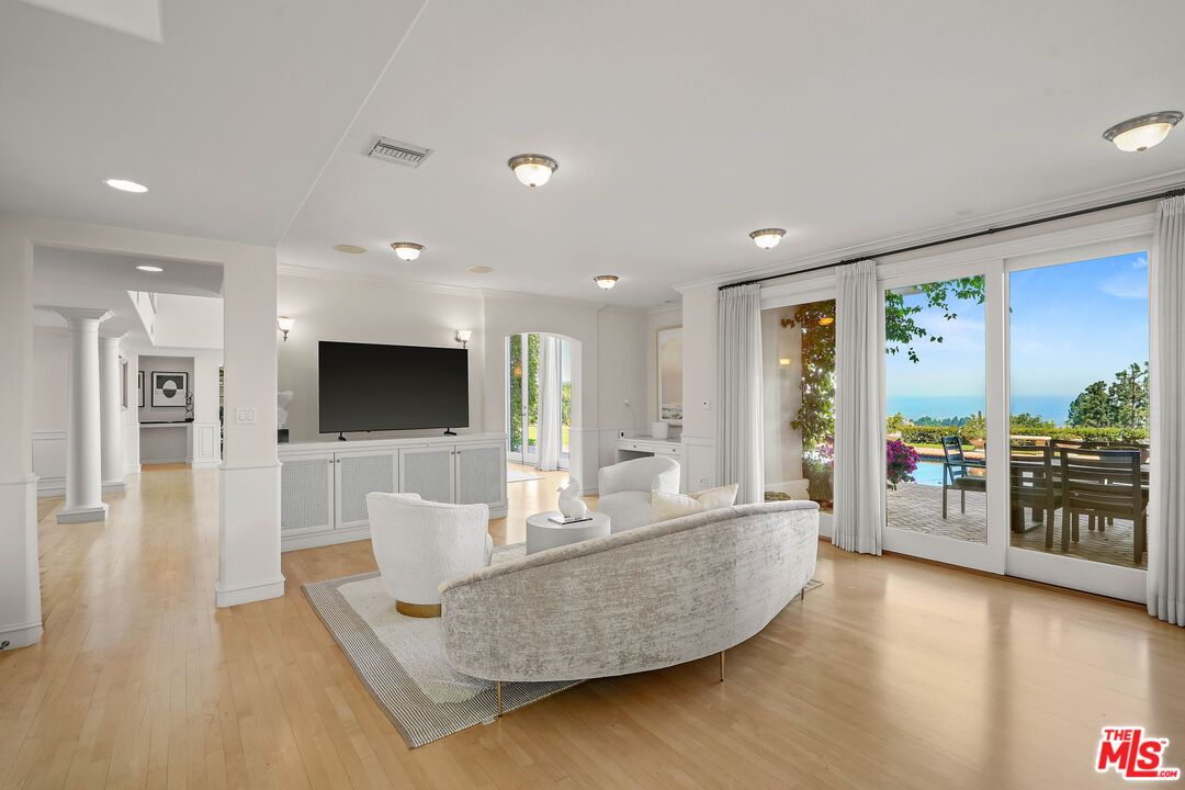 Interior, Living room, Recessed Lighting, Water, Wood Texture Flooring