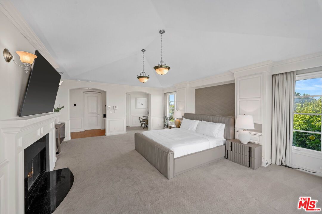 Bedroom, Fireplace, Interior, Pendant Lights