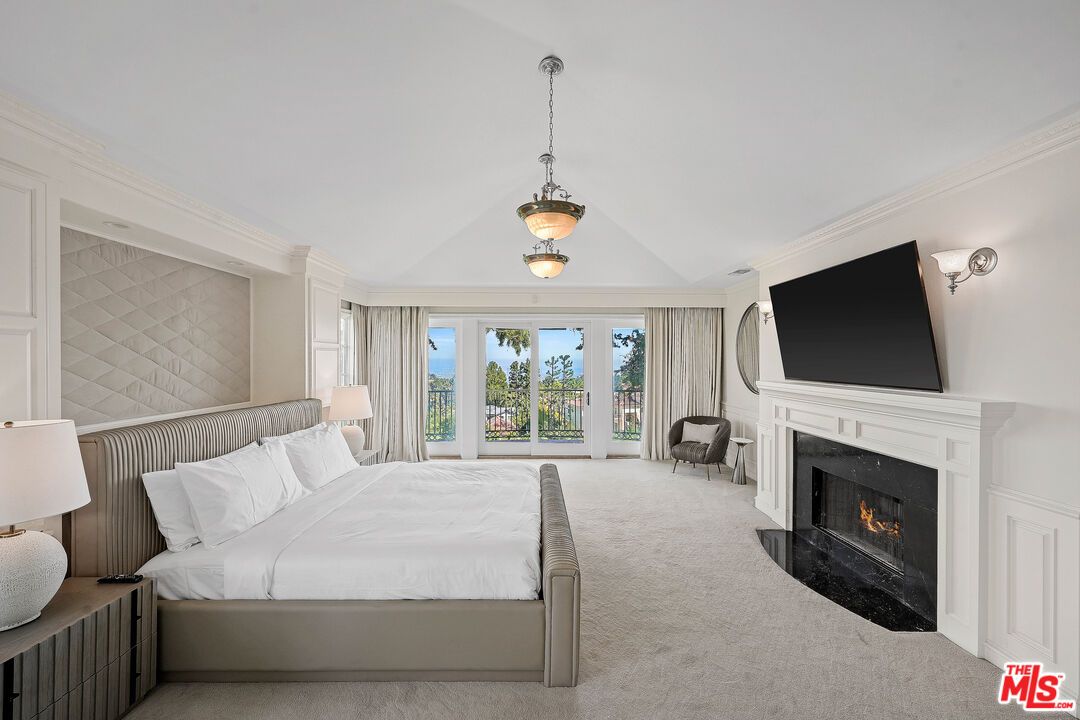 Bedroom, Fireplace, Interior, Pendant Lights