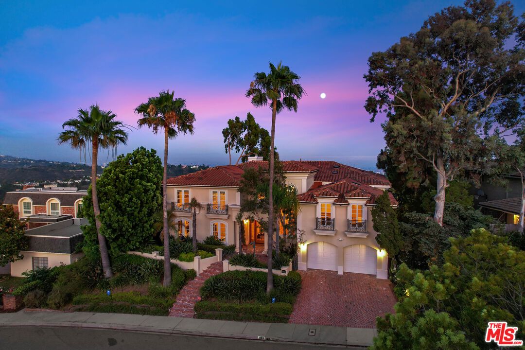 Attached, Exterior, Facade, Mediterranean