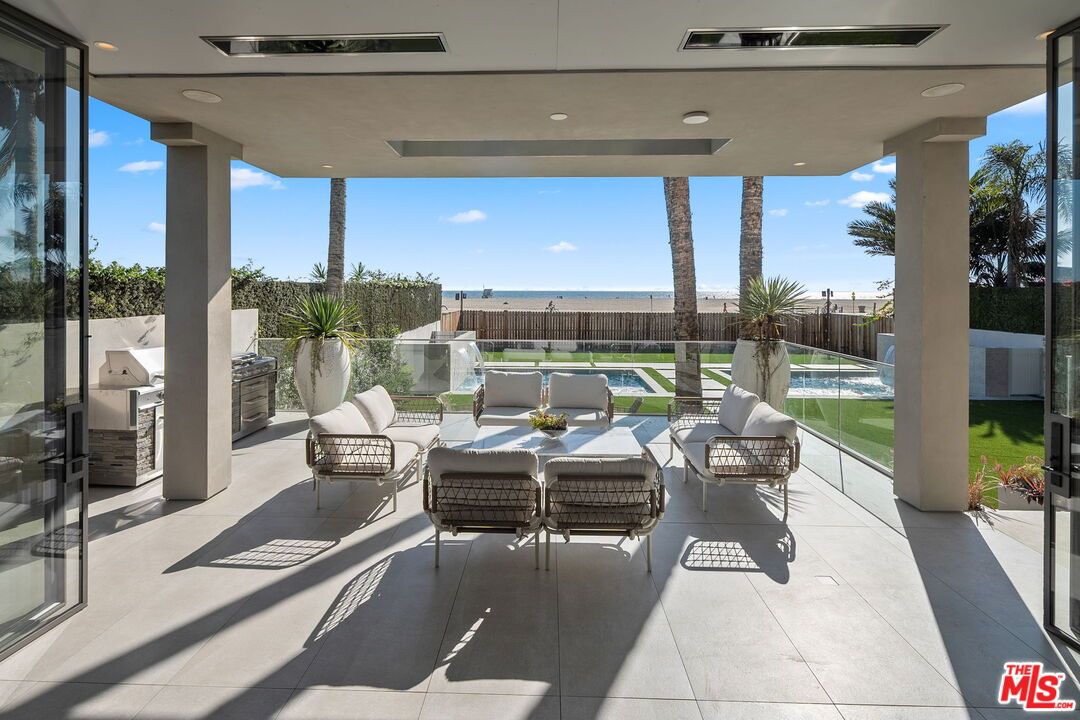 Exterior, Outdoor Kitchen, Water