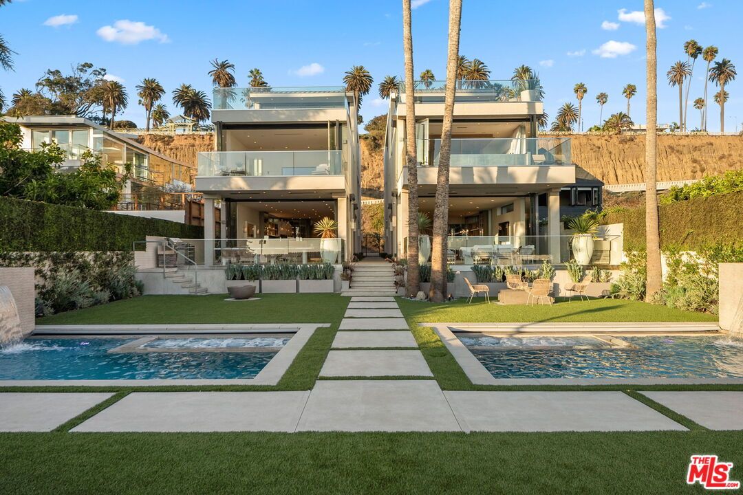 Backyard, Exterior, Facade, Pool, Modern