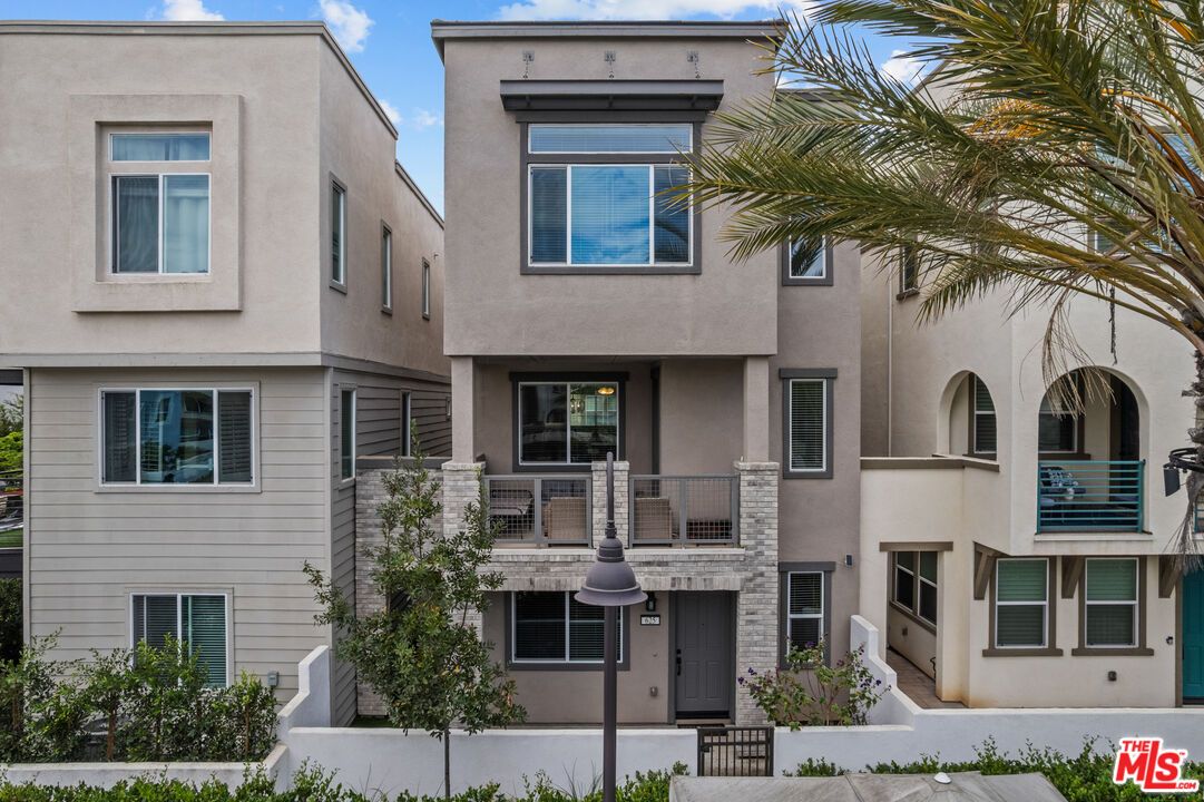 Exterior, Facade, Modern