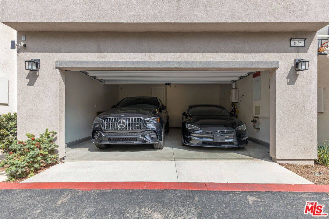 Exterior, Garage
