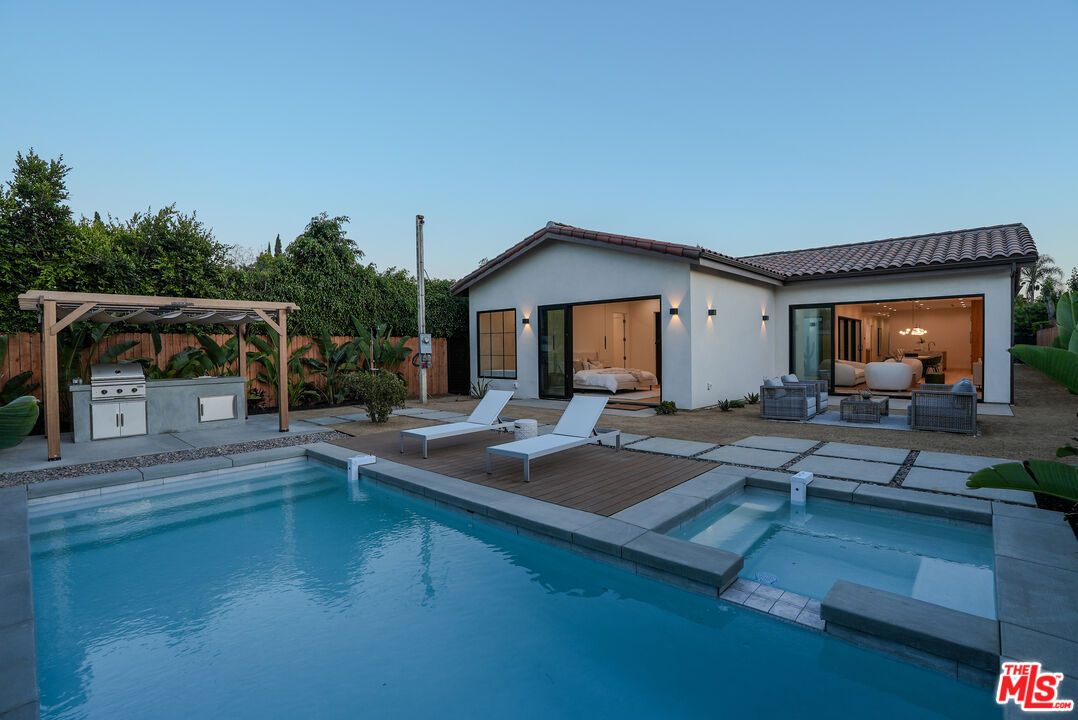 Exterior, Outdoor Kitchen, Pool