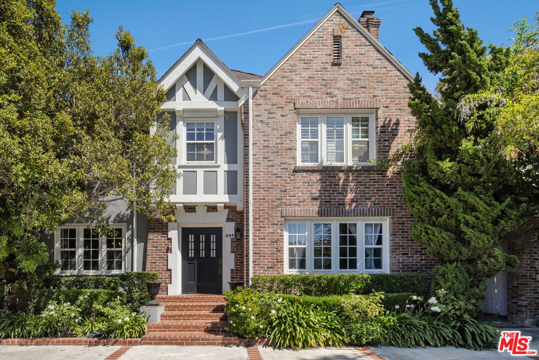 Exterior, Facade, Brick Facade, Brick Traditional