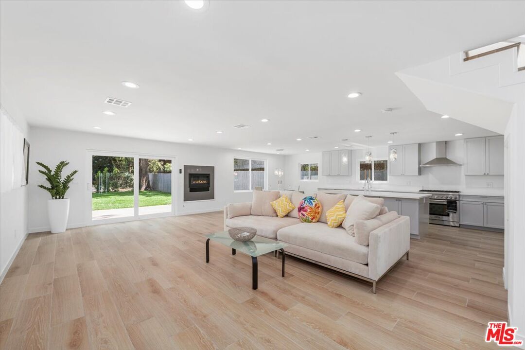 Interior, Kitchen, Living room, Pendant Lights, Recessed Lighting, Wood Texture Flooring