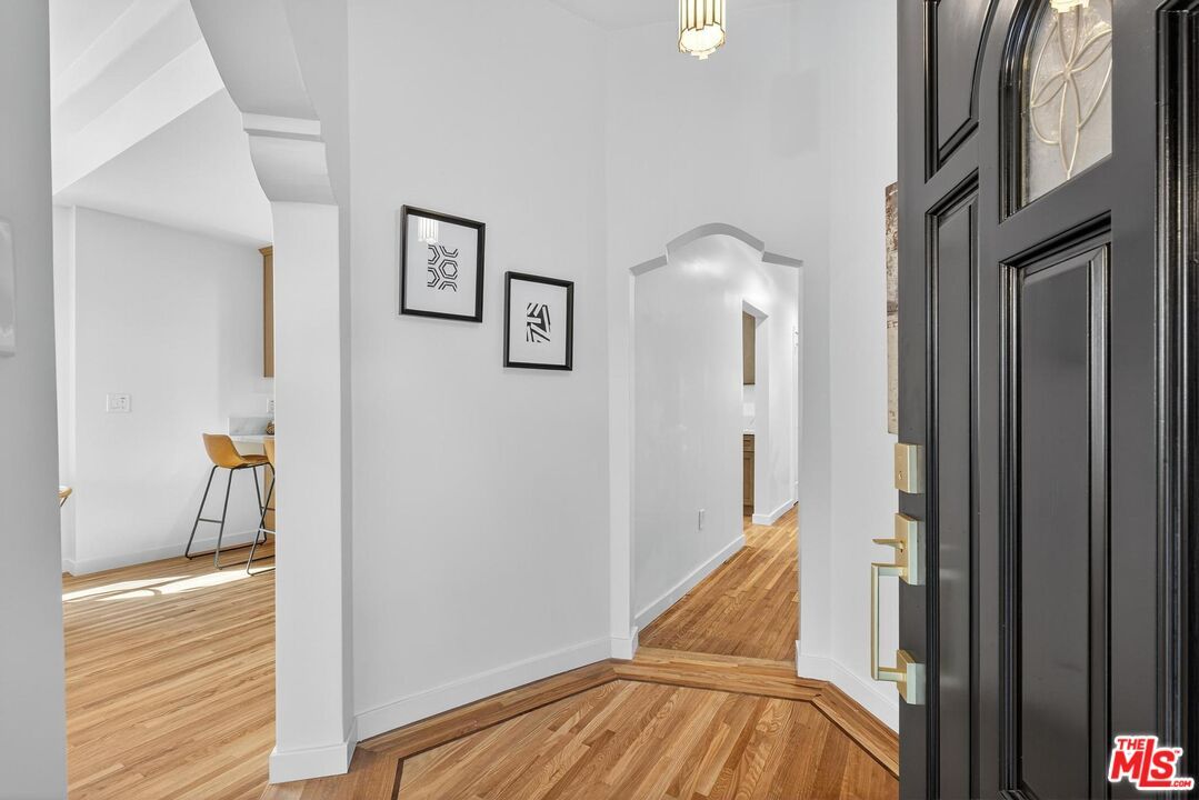 Interior, Pendant Lights, Wood Texture Flooring