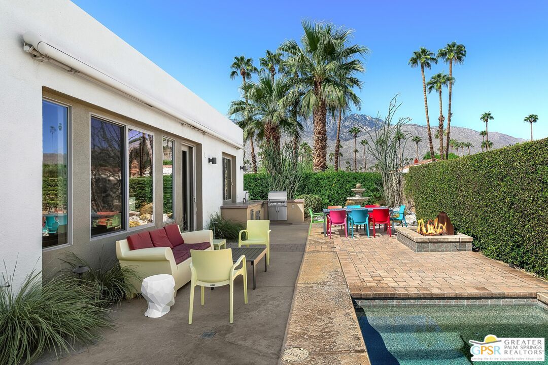 Exterior, Outdoor Kitchen, Pool