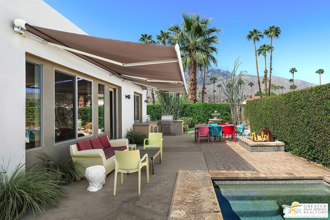 Exterior, Outdoor Kitchen, Pool