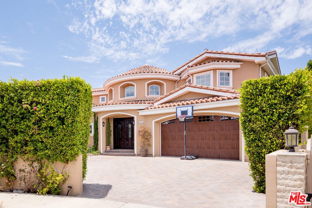 Attached, Exterior, Facade, Mediterranean