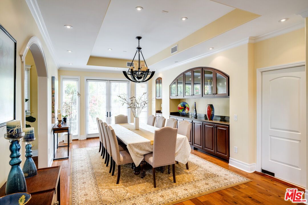 Chandelier, Dining room, Interior, Recessed Lighting, Wood Texture Flooring