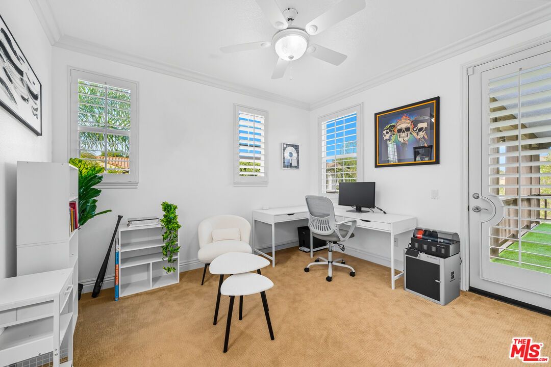 Home Office, Interior