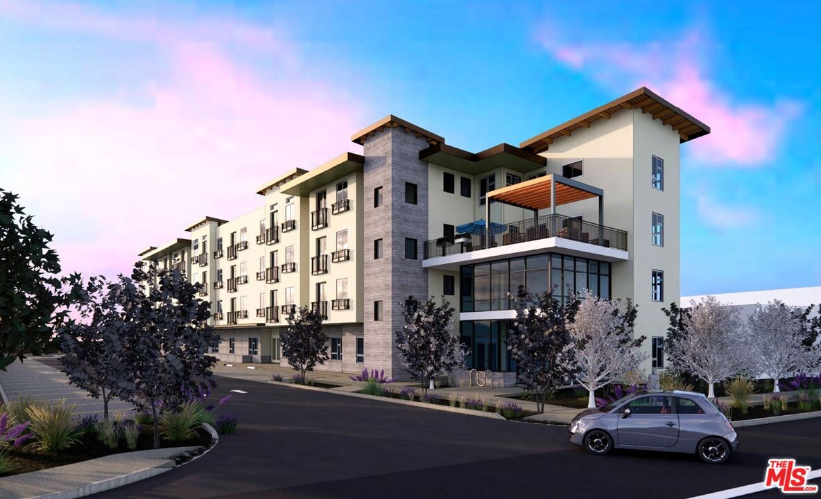 Exterior, Facade, Modern