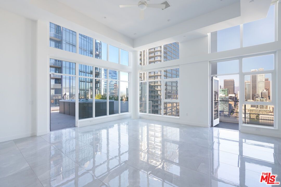 Empty room, Interior, Recessed Lighting
