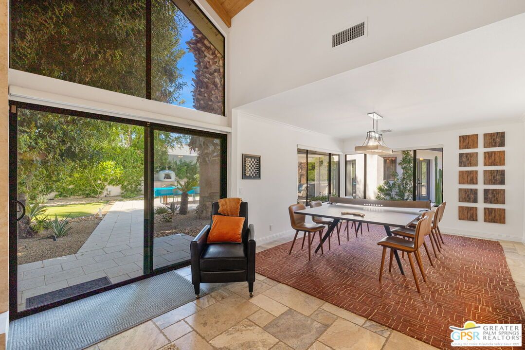 Dining room, Interior