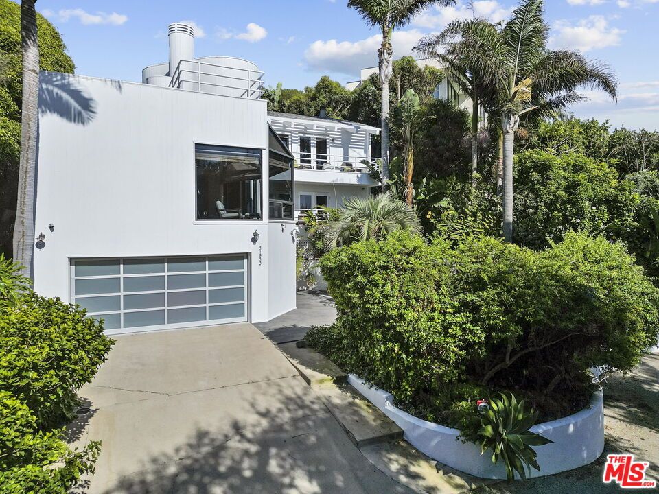 Attached, Exterior, Facade, Modern